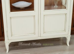 Classic style wooden display cabinet with 2 doors with ivory lacquered finish and wood stain